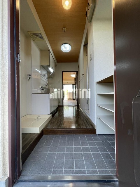 玄関　同一物件、別部屋の写真です。