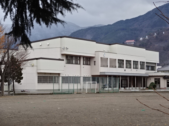 小学校　千曲市立戸倉小学校（小学校）まで587m