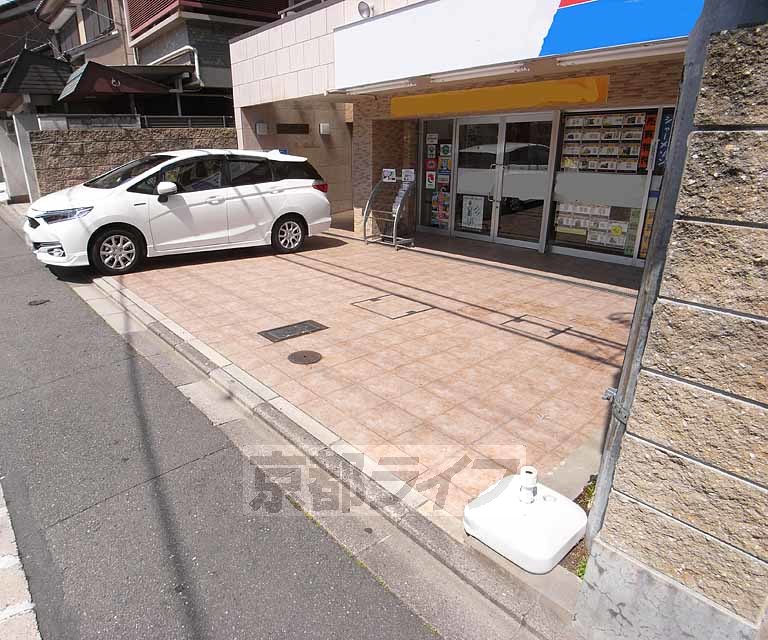 駐車場　テナントの駐車場です。