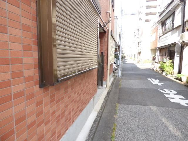 その他　一階窓には防犯シャッターついてます