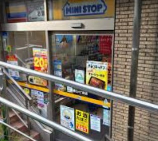 コンビニ　ミニストップ南青山4丁目店（コンビニ）まで127m