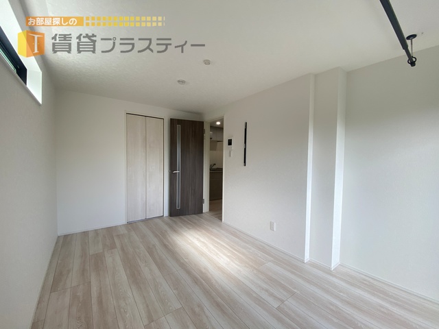居室・リビング　日差し差し込む洋室。