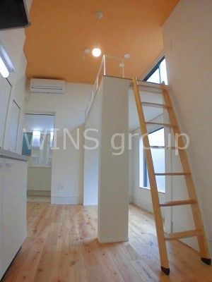 居室・リビング　無垢材フローリング仕様のオシャレなお部屋です