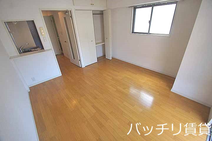 居室・リビング　画像は別号室の為、現状優先になります。