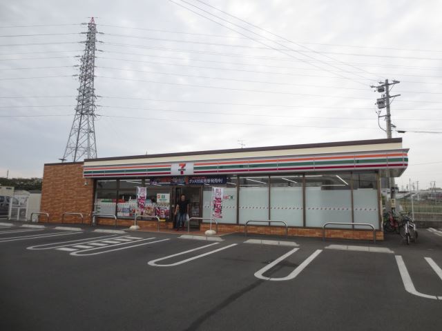 コンビニ　セブンイレブン（コンビニ）まで620m