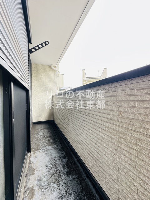 バルコニー　お天気のいい日は洗濯物も気持ちよく干せますね！