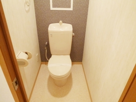 トイレ　温水洗浄便座付きのトイレです♪