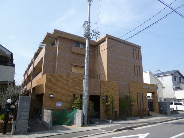 建物外観　敷地内に駐車場があります♪