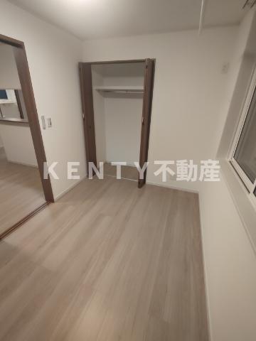 その他部屋・スペース　落ち着いた色調の寝室です
