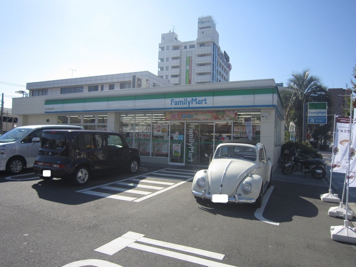 コンビニ　ファミリーマート（コンビニ）まで200m