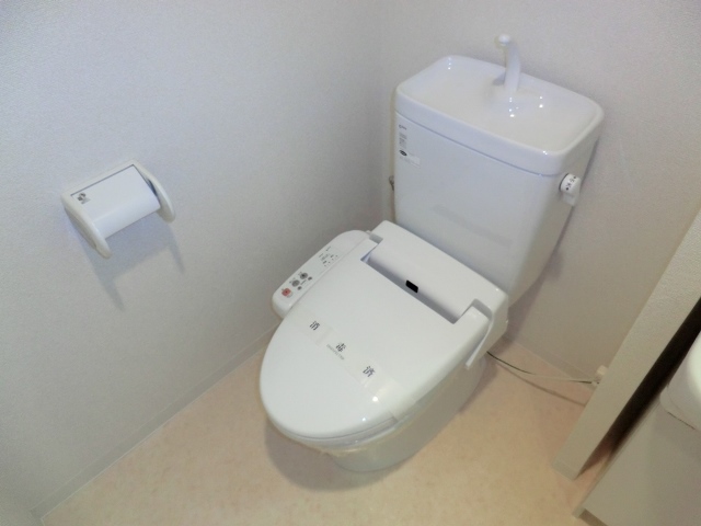 トイレ　温水洗浄便座付きのトイレです♪