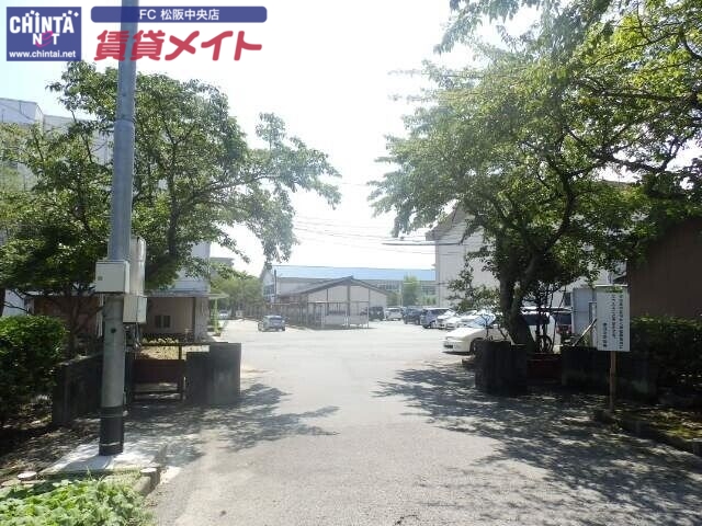 中学校　松阪市立鎌田中学校（中学校）まで1553m