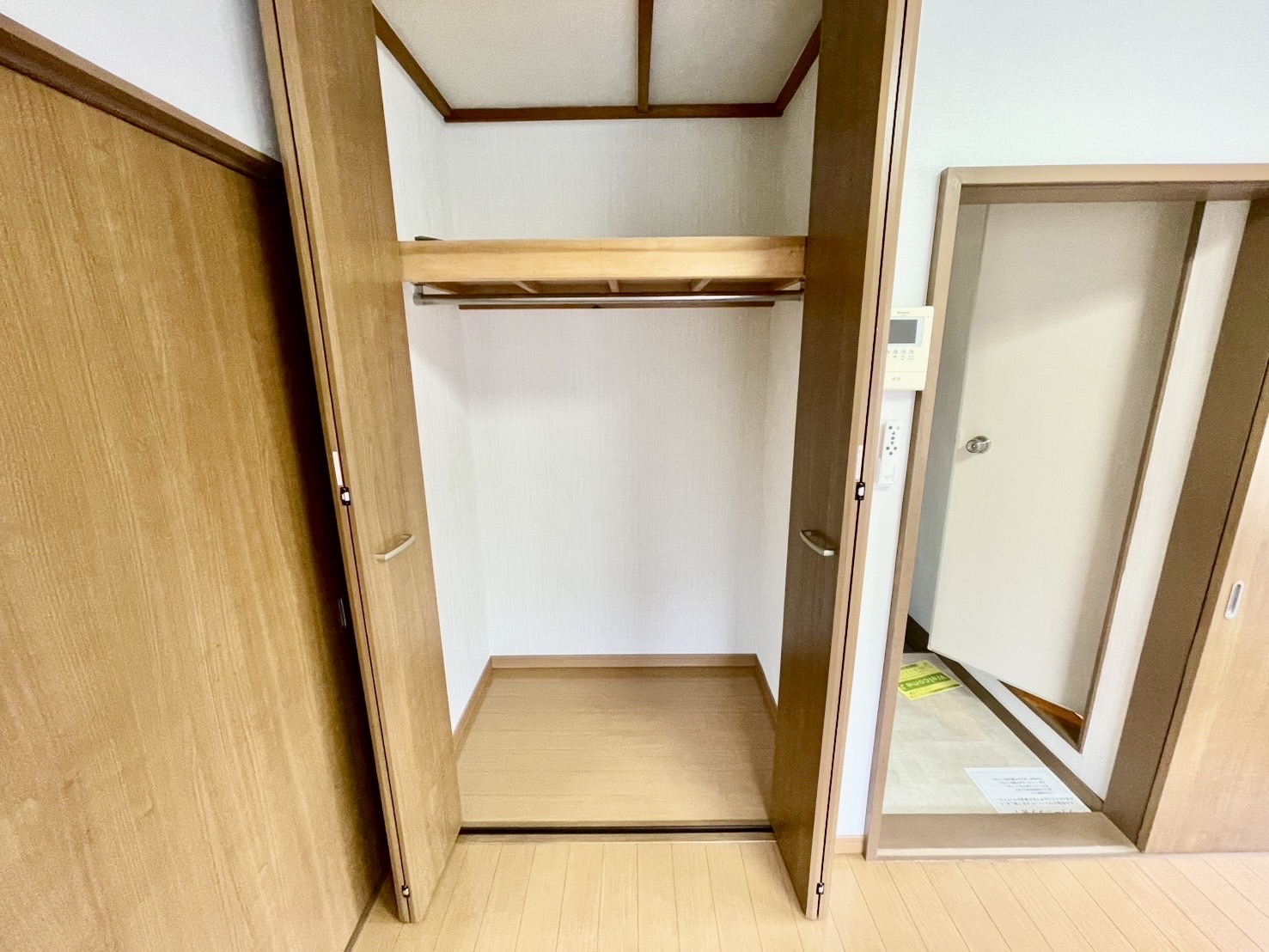 収納　上部もあり！コートも掛けられる高さ！