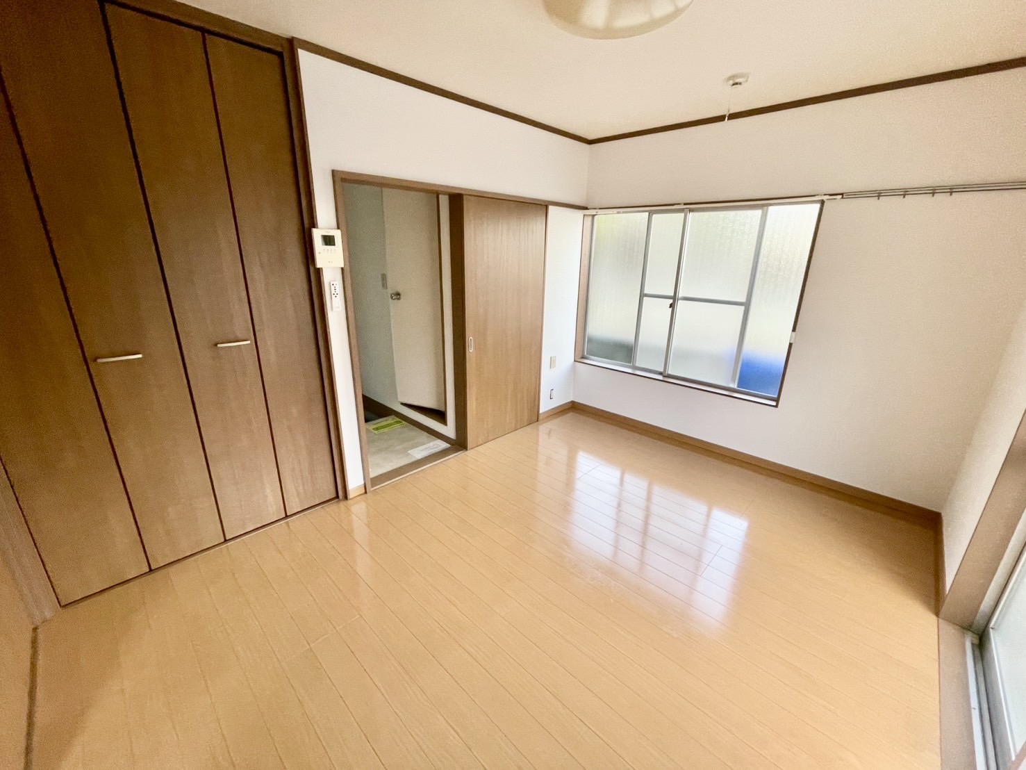 居室・リビング　電気付けてなく室内この明るさです！２つの窓両方に雨戸も有り！