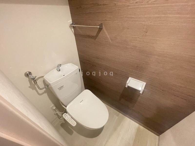 トイレ　嬉しい温水洗浄便座付きのトイレです。