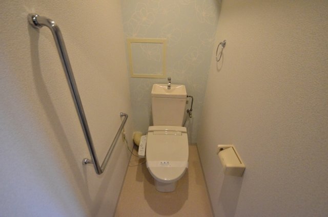 トイレ　温水洗浄便座付きのトイレです♪