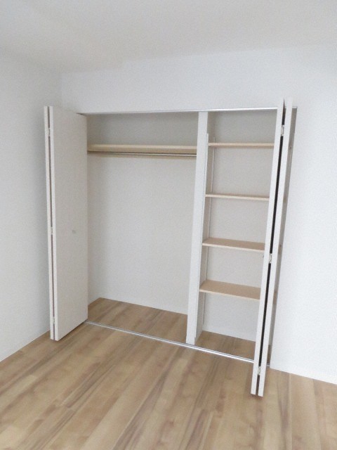 収納　壁一面の大型クローゼットです。