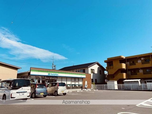 コンビニ　ファミリーマート（コンビニ）まで180m