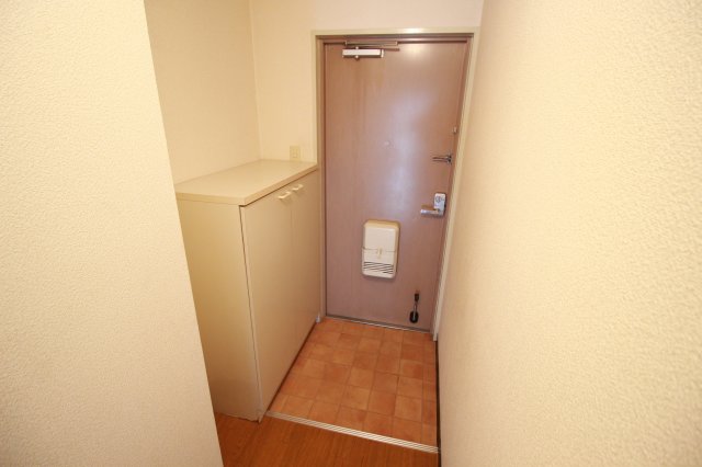 ロイヤル八尾の玄関写真
