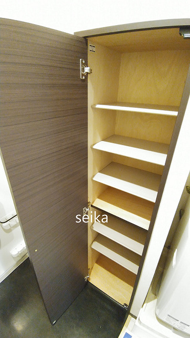 玄関　建具の色は異なる場合がございます