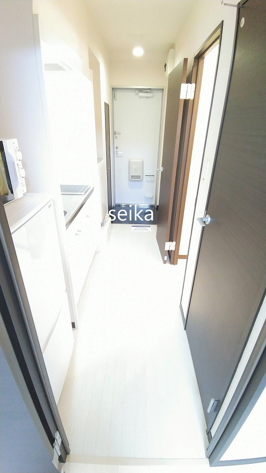 エントランス　建具の色は異なる場合がございます