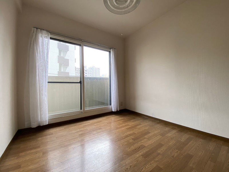 その他部屋・スペース　寝室はこちらです。光が差し込む、温かみのあるお部屋です。