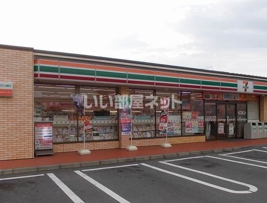 コンビニ　セブンイレブン（コンビニ）まで305m