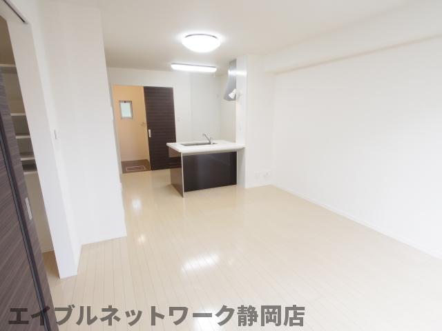 居室・リビング　こちらの居間で趣味の時間をお楽しみください