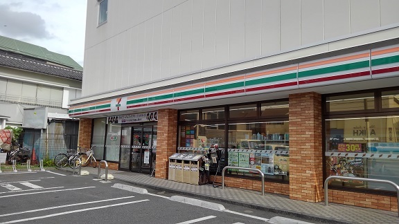 コンビニ　セブンイレブン（コンビニ）まで290m