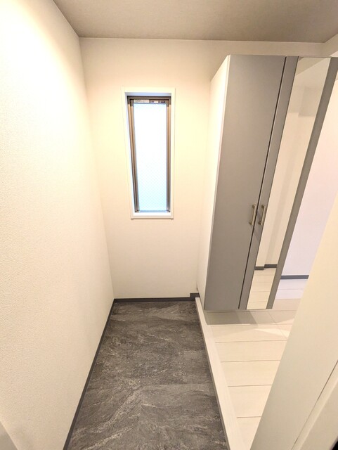 玄関　窓のある玄関です