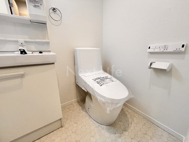 トイレ　同じ間取りの別部屋の写真です。