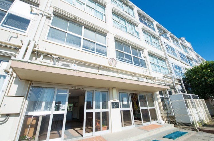 中学校　世田谷区立弦巻中学校（中学校）まで250m