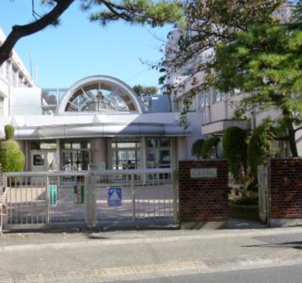 小学校　世田谷区立松丘小学校（小学校）まで600m