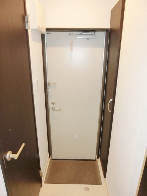 玄関　玄関にはシューズボックスがあります