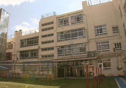 小学校　渋谷区立代々木山谷小学校（小学校）まで556m