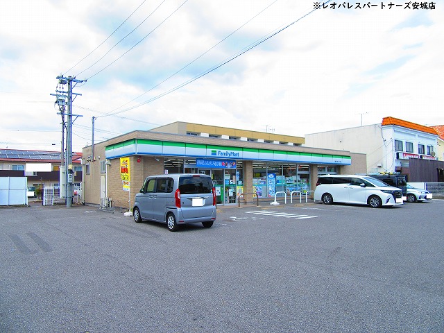 コンビニ　ファミリーマート岡崎上里二丁目店（コンビニ）まで200m
