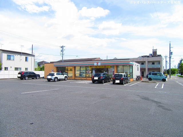 コンビニ　セブンイレブン岡崎上里2丁目店（コンビニ）まで324m