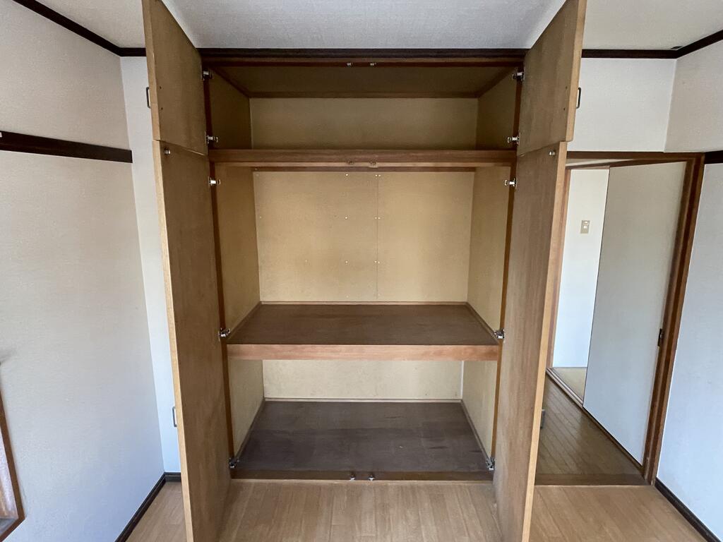 収納　同物件の103号室(清掃前)の写真です。