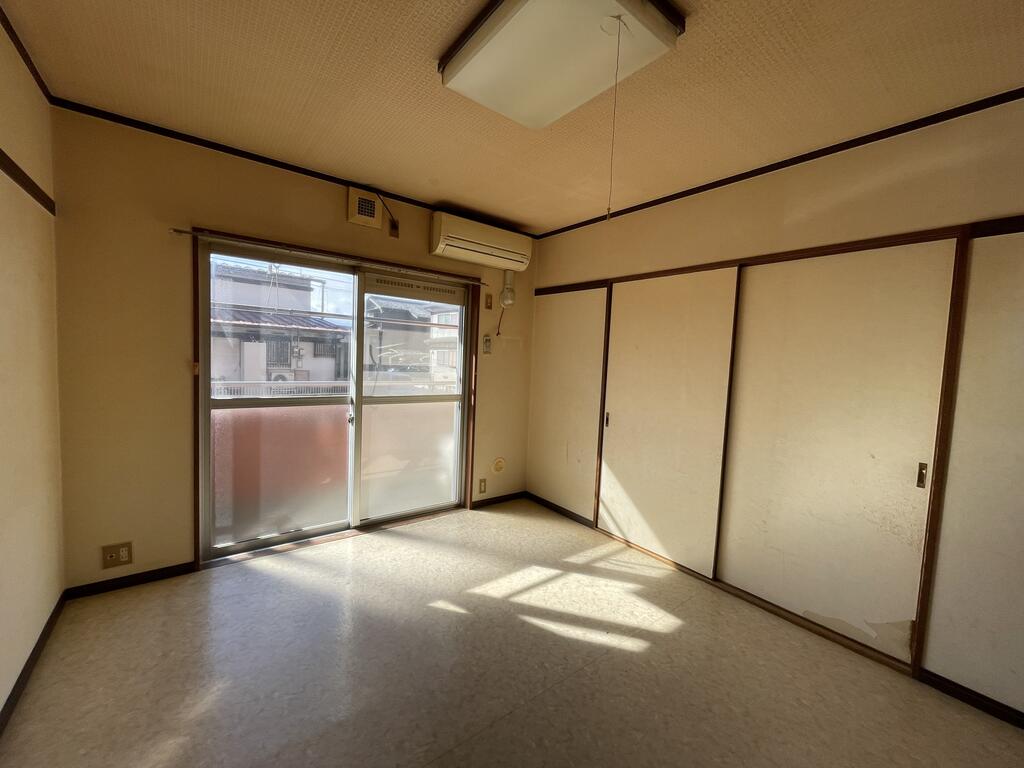 居室・リビング　同物件の103号室(清掃前)の写真です。