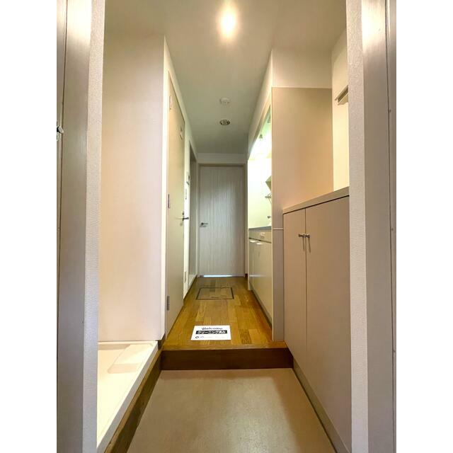 玄関　※同タイプ別室参考写真※玄関から続くフローリングの廊下は明る