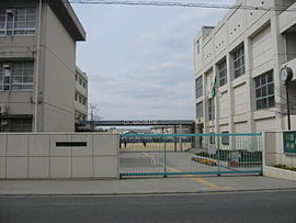 中学校　寝屋川市立第二中学校（中学校）まで270m