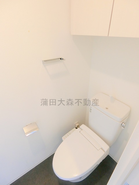 トイレ　棚収納と温水暖房便座付きトイレ