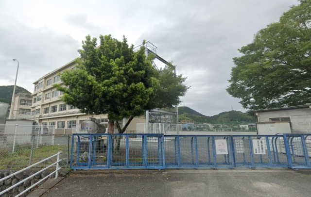 小学校　静岡市立服織小学校（小学校）まで2374m