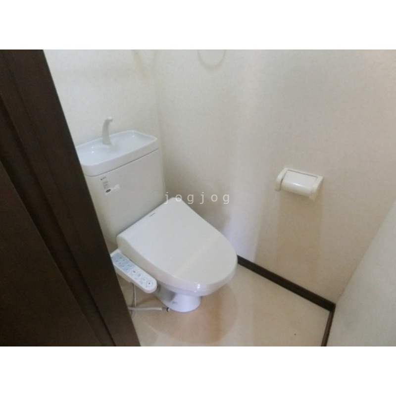 トイレ　嬉しい温水洗浄便座付きのトイレです。