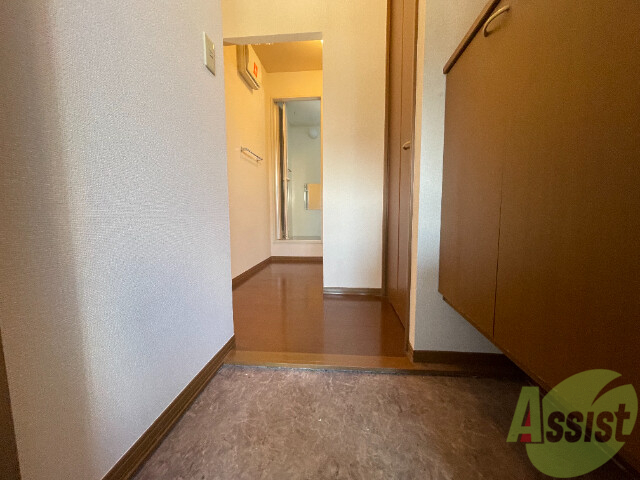 玄関　玄関からの様子です。すぐ部屋が見えないのは安心ですね。