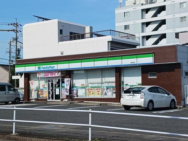 コンビニ　ファミリーマート（コンビニ）まで300m