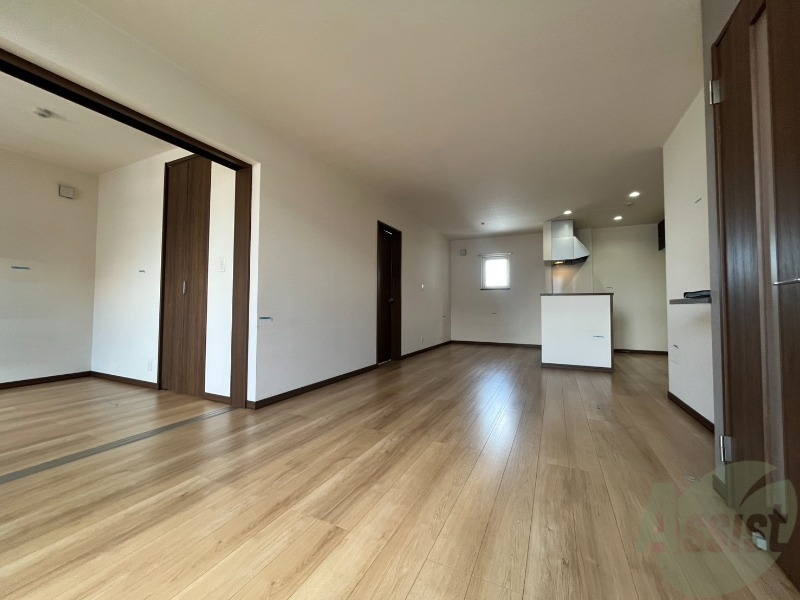居室・リビング　木目のフローリングは落ち着きのある印象のお部屋になりますね。