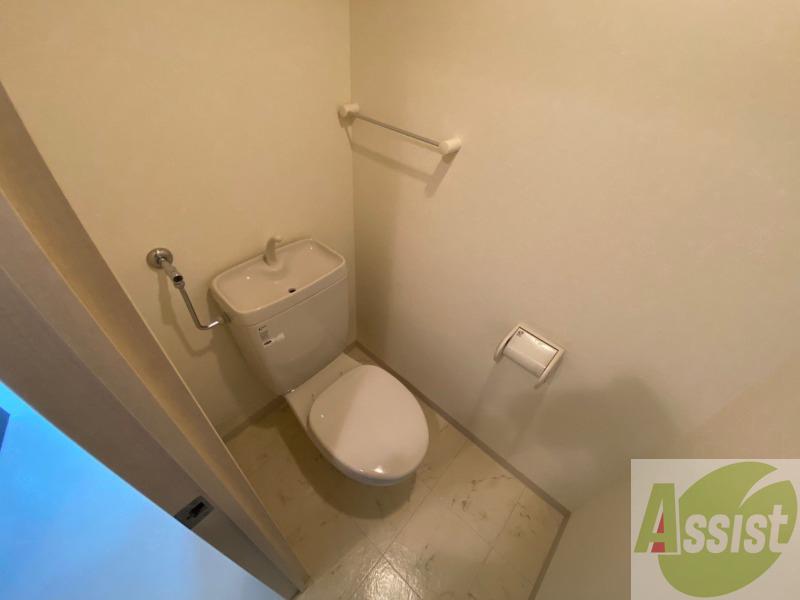 トイレ　トイレです。タオル掛けもついて便利ですね