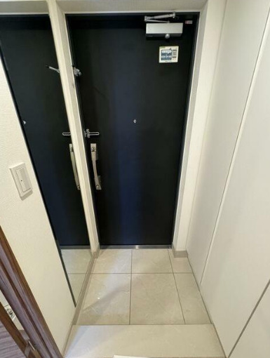 玄関　※別部屋の参考写真です。