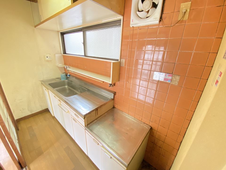 キッチン　角部屋で２面採光面です